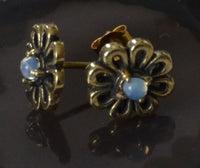 Load image into Gallery viewer, Messing Stein Kristall Ohrstecker gold Blume Zinnie 11mm
