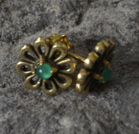 Load image into Gallery viewer, Messing Stein Kristall Ohrstecker gold Blume Zinnie 11mm
