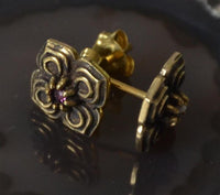 Load image into Gallery viewer, Messing Stein Kristall Ohrstecker gold Blume antik 10mm
