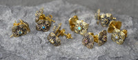 Load image into Gallery viewer, Messing Stein Kristall Ohrstecker gold Blume antik 10mm
