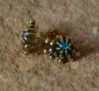 Load image into Gallery viewer, Messing Stein Kristall Ohrstecker gold Wimpern 12mm
