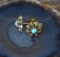 Load image into Gallery viewer, Messing Stein Kristall Ohrstecker gold Blümchen 10mm
