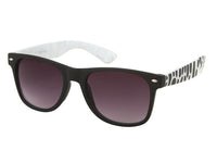 Load image into Gallery viewer, Die Sonnenbrille Zebra Kleckse Unisex Nerd Brille überzeugt im Retro-Stil mit schwarzen Rahmen, dunkel getönten Gläsern, weißen Bügeln mit schwarzem Tier-Print und 400 UV-Schutz für trendige und geschützte Looks.
