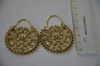 Load image into Gallery viewer, Brass Ohrringe Tribal Zackenrand rund Pfau Spiralbögen antik golden Messing - chic - net.de
