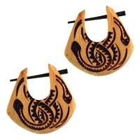 Load image into Gallery viewer, Pin Creolen Jackfrucht Holz hell Horn-Pin 23 mm Träne dunkle Gravur Motiv
