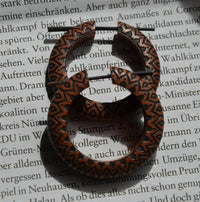 Load image into Gallery viewer, Creolen Ohrringe Holz Stick Pin Saba Holz Tribal Sonnenblume - chic - net.de
