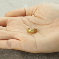 Load image into Gallery viewer, Ear cuff Dread Lock Bead Messing gold Punkterand glatt - chic - net.de
