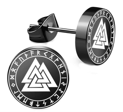 The Edelstahl Ohrstecker schwarz 8-10mm Viking Celtic Nordic feature a white Valknut symbol at the center with a ring of runic letters, inspired by Viking symbols and finished with a shiny metallic backing.