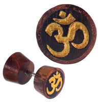 Load image into Gallery viewer, Fake Holz Plug Tamarinde dunkelbraun schwarz Maserungen OM - Zeichen golden Piercing - chic - net.de

