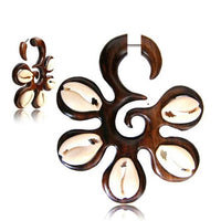 Cargar imagen en el visor de la galería, Fake Ohr Piercing aus Narra Holz Blume Tribal Muster und Kauri Muschel Edelstahl Organic - chic - net.de
