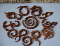 Load image into Gallery viewer, Fake Piercing Edelstahl Holz Zacken Dehnschnecke - chic - net.de
