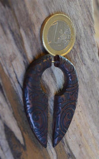 Load image into Gallery viewer, Fake Piercing Ohrring Holz Tropfen dunkel Bali Batik - chic - net.de
