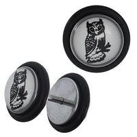 Cargar imagen en el visor de la galería, Fake Piercing Plug Edelstahl Eule schwarz auf Ast schwarz Gummiring 7 mm - chic - net.de
