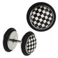 Load image into Gallery viewer, Fake Piercing Plug Edelstahl Schachbrett weiß schwarz Gummiring 7 mm - chic - net.de
