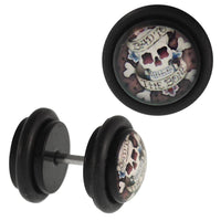 Load image into Gallery viewer, Fake Piercing Plug Totenkopf Knochen überkreuzt Band Schriftzug Gummiring 7 mm - chic - net.de
