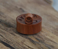 Load image into Gallery viewer, Flesh Plug Holz rotbraun Gravur Herz I Love Vegan - chic - net.de
