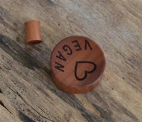 Load image into Gallery viewer, Flesh Plug Holz rotbraun Gravur Herz I Love Vegan - chic - net.de
