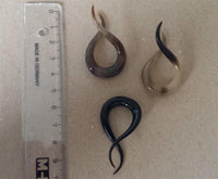 Load image into Gallery viewer, Hook Buffalo Horn Piercing Expander Bogen gewunden hell bis schwarz 6mm Lobe - chic - net.de
