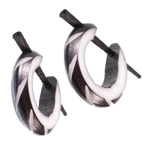 Horn Pin - Ohrringe schwarz weiß Kante Diagonalen Seite 14 mm Creolen Holz Pin handgeschnitzt - chic - net.de