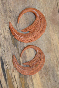 Load image into Gallery viewer, Holz Hook Ohr Piercing Sawoholz rotbraun Federn 4mm 6mm
