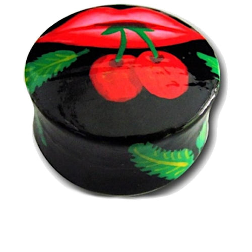 The Holz Plug Mund Kirschen in rot und schwarz besteht aus Teakholz und zeigt rote Lippen und zwei Kirschen mit grünen Blättern auf weißem Grund – ein einzigartiger Tunnel Unisex Ohrschmuck.