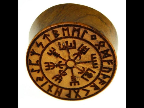 A double flared Flesh Plug made of teak wood, engraved with a Vegvisir compass at the center and Norse runes forming a ring around it. Product: Flesh Plug Teakholz Vegvisir Runen Ring.