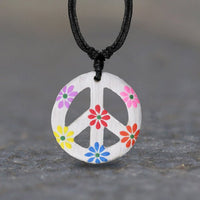 Load image into Gallery viewer, Kette Sono Holz Peace Anhänger schwarz Blumen bunt 33 mm verstellbar Baumwolle Hippie - chic - net.de
