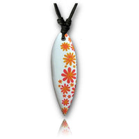 Load image into Gallery viewer, Die Surferkette aus Baumwolle mit handbemaltem Holz-Surfbrett und türkiser Blume ist verstellbar und verleiht jedem Outfit einen entspannten Surfer-Style.
