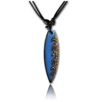 Load image into Gallery viewer, A hand-painted turquoise wooden surfboard-shaped pendant with a gold wave pattern hangs from an adjustable cotton necklace—perfect for Surferkette Baumwolle Holz Surfbrett fans.
