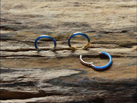 Load image into Gallery viewer, Klapp Segment Ring Piercing Edelstahl blau Opal Inlay - chic - net.de
