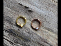 Load image into Gallery viewer, Klapp Segment Ring Piercing gold rotgold Opal weiß - chic - net.de

