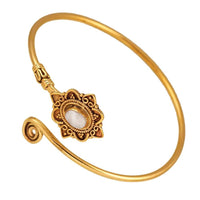 Load image into Gallery viewer, Messing Armreif antik golden Mondstein Maserung Schnörkel Herzen verstellbar - chic - net.de
