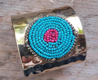 Load image into Gallery viewer, Messing Armreif gold Perlen Kreise gehämmert rosa türkis breit nickelfrei verstellbar antik Tribal - chic - net.de
