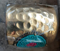 Load image into Gallery viewer, Messing Armreif gold Perlen Kreise gehämmert rosa türkis breit nickelfrei verstellbar antik Tribal - chic - net.de
