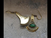 Load image into Gallery viewer, Messing Ohrringe Onyx Stein grün gold Axt Form Mandel - chic - net.de
