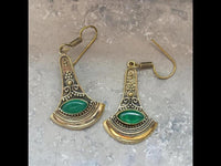 Load image into Gallery viewer, Messing Ohrringe Onyx Stein grün gold Axt Form Mandel - chic - net.de

