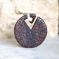Load image into Gallery viewer, Moroccan Flower Design Fake Piercing Hanger aus Narra Holz - chic - net.de
