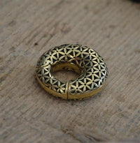 Load image into Gallery viewer, Ohrgewicht Brass 6mm Piercing Clicker Blume des Lebens - chic - net.de
