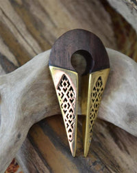 Load image into Gallery viewer, Ohrgewicht Brass Holz 12mm Pfeil Karo Stanz Muster - chic - net.de
