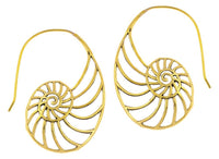 Load image into Gallery viewer, Ohrhänger oval Schneckenmuschel gewölbt Messing antik golden Tribal Ohrringe gestanzt - chic - net.de
