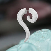 Load image into Gallery viewer, Ohrring Holz Fake Piercing - Weiße Lange Spirale aus Edelstahl - chic - net.de

