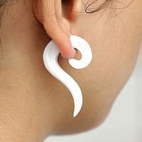 Load image into Gallery viewer, Ohrring Holz Fake Piercing - Weiße Lange Spirale aus Edelstahl - chic - net.de
