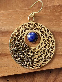 Load image into Gallery viewer, Ohrringe Kreis gestanzt Lapis Mandel blau Messing antik golden Tribal Ohrhänger - chic - net.de
