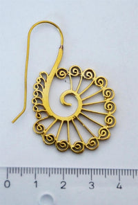 Load image into Gallery viewer, Ohrringe Messing antik golden Tribal Ohrhänger Spiralen Stäbe starr Haken - chic - net.de
