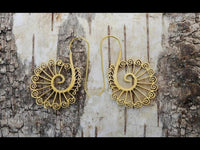 Load image into Gallery viewer, Ohrringe Messing antik golden Tribal Ohrhänger Spiralen Stäbe starr Haken - chic - net.de
