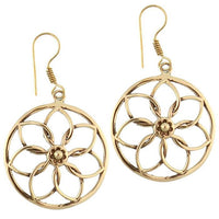 Load image into Gallery viewer, Ohrringe rund mit Blume als Motiv aus antik goldenem Messing Brass Tribal Ohrhänger - chic - net.de
