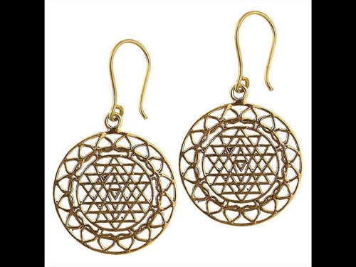 Ohrringe rund mit Dreieck Tribal Muster innen aus antik goldenem Messing - chic - net.de