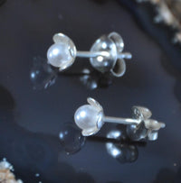 Load image into Gallery viewer, Ohrstecker 925 Silber E - Coat Perle Blume 4mm - chic - net.de
