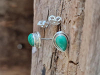 Load image into Gallery viewer, Ohrstecker Malachit grün Tropfen 6 mm 925er Sterling Silber Rand Stein Silberohrstecker - chic - net.de

