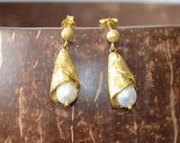 Load image into Gallery viewer, Ohrstecker vergoldet 925 Silber Perle Glockenblume - chic - net.de
